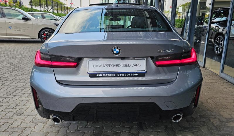 
								BMW 3 Series Sedan 320i M Sport At full									