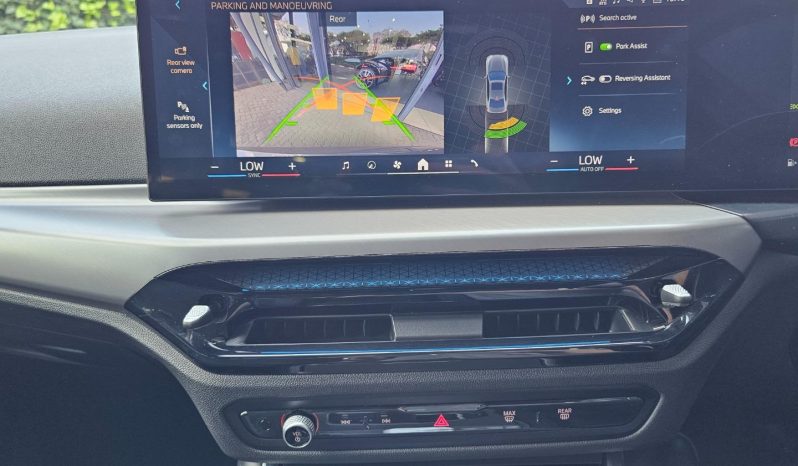 
								BMW 3 Series Sedan 320i M Sport At full									