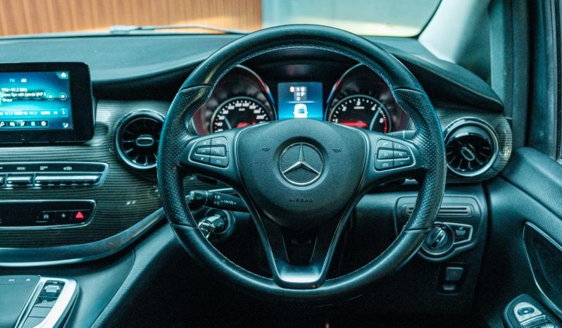 
								Mercedes Benz V-Class 220 D Avantgarde full									