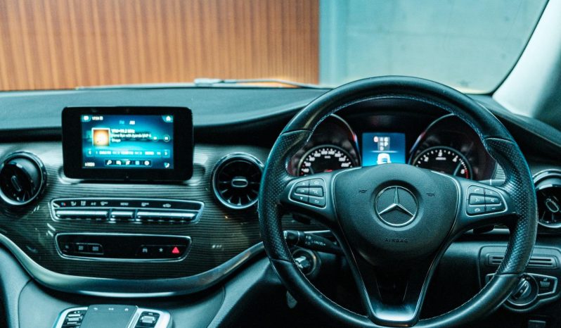 
								Mercedes Benz V-Class 220 D Avantgarde full									