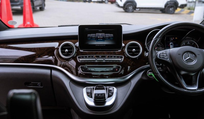 
								Mercedes-Benz V-Class V250d Avantgarde full									