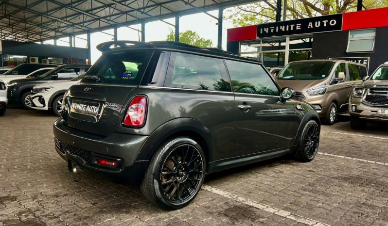 
								MINI Hatch Cooper S full									