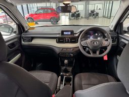 
										Tata Punch 1.2 Adventure full									