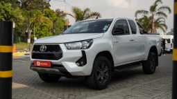 
										Toyota Hilux 2.4GD-6 Xtra Cab Raider Manual full									