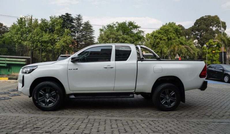 
								Toyota Hilux 2.4GD-6 Xtra Cab Raider Manual full									
