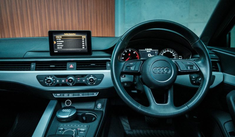 
								Audi A4 Sedan 40 Tfsi Sport S-Tronic full									