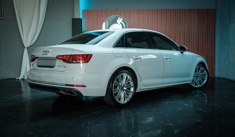 
								Audi A4 Sedan 40 Tfsi Sport S-Tronic full									
