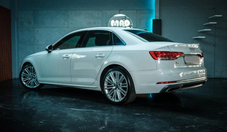 
								Audi A4 Sedan 40 Tfsi Sport S-Tronic full									