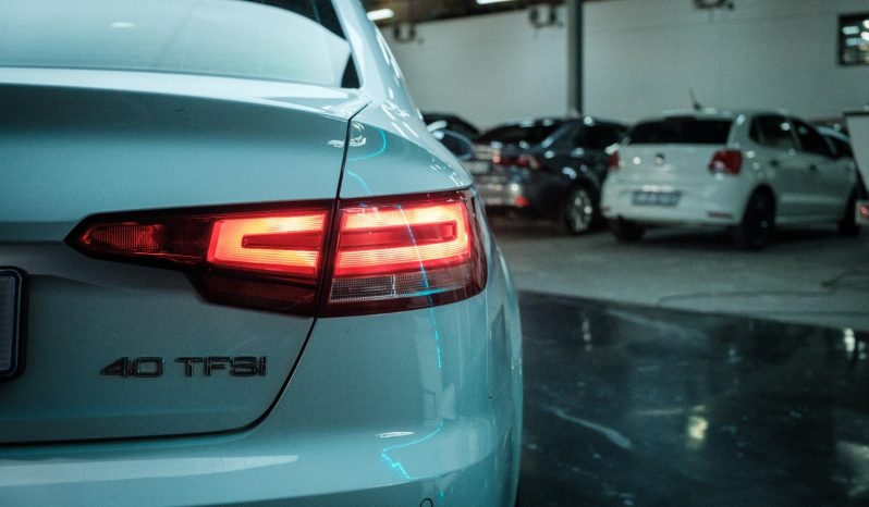 
								Audi A4 Sedan 40 Tfsi Sport S-Tronic full									