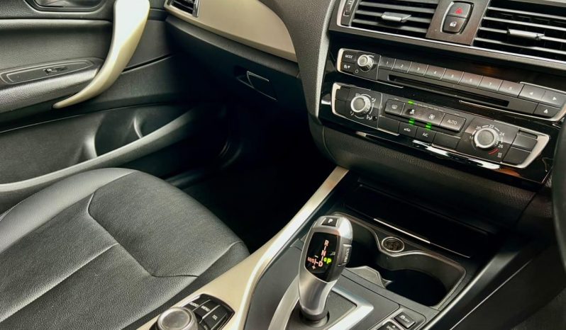 
								BMW 1 Series 5-Door Facelift 120i Steptronic full									