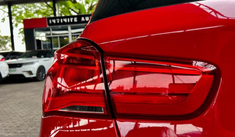 
								BMW 1 Series 5-Door Facelift 120i Steptronic full									