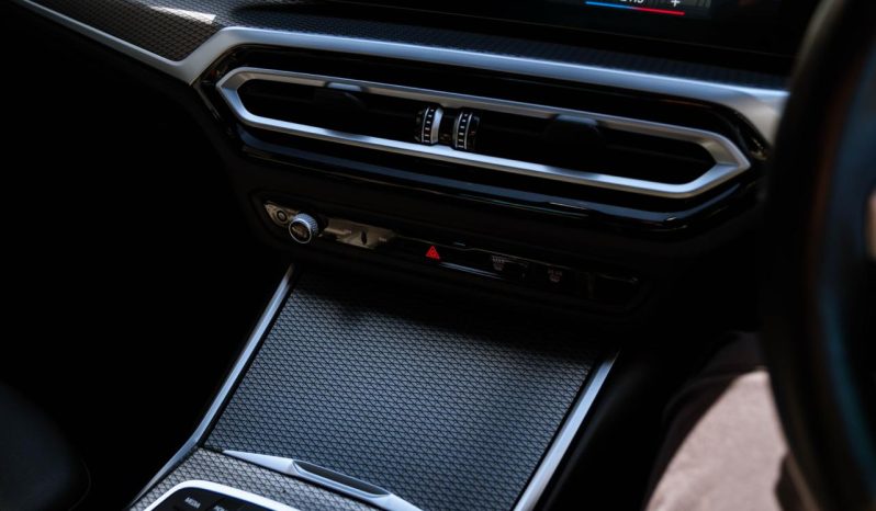 
								BMW 3 Series 320d M Sport full									