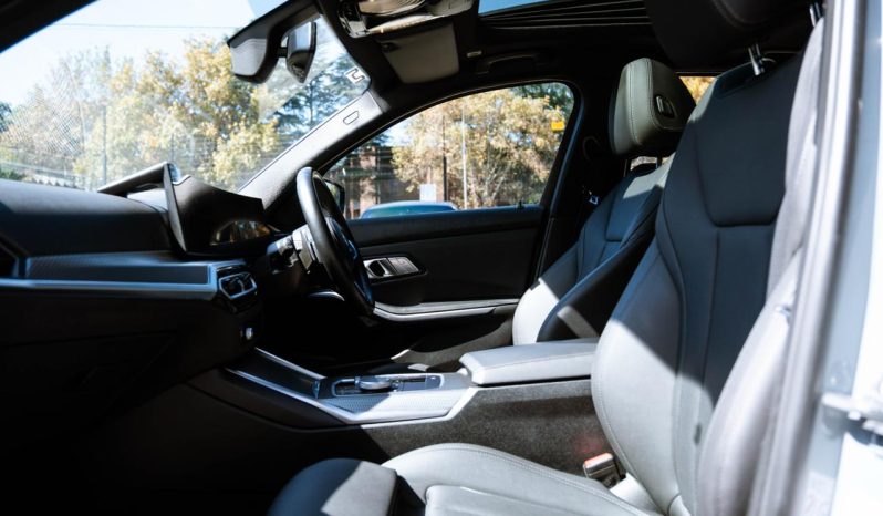 
								BMW 3 Series 320d M Sport full									