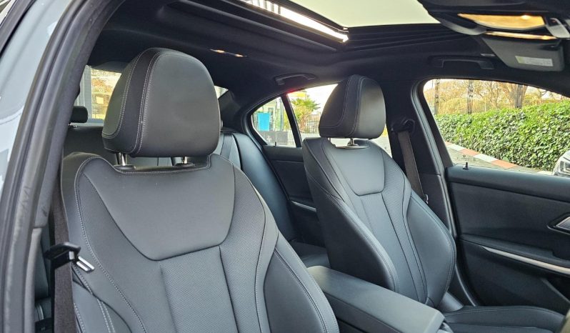 
								BMW 3 Series Sedan 320i M Sport At full									