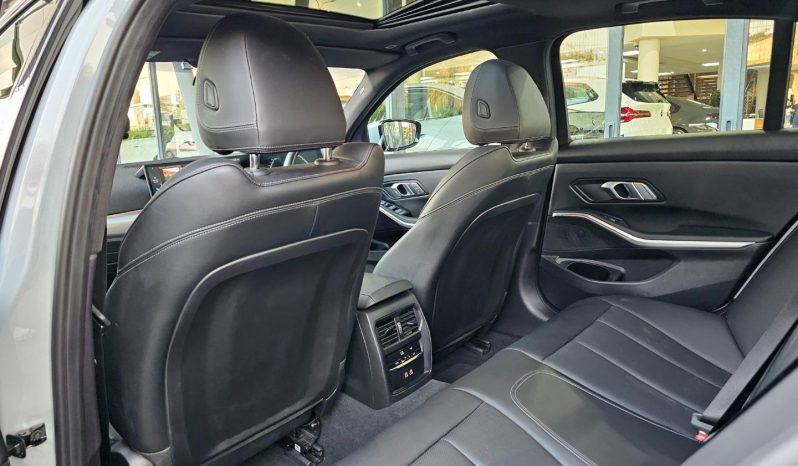 
								BMW 3 Series Sedan 320i M Sport At full									