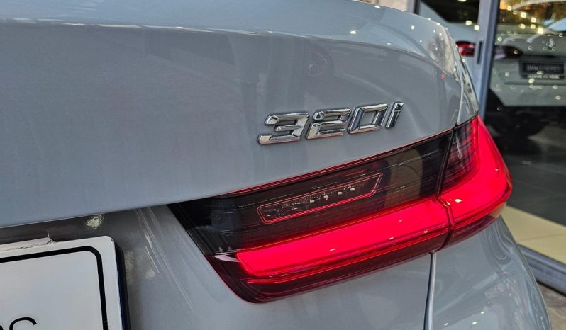 
								BMW 3 Series Sedan 320i M Sport At full									