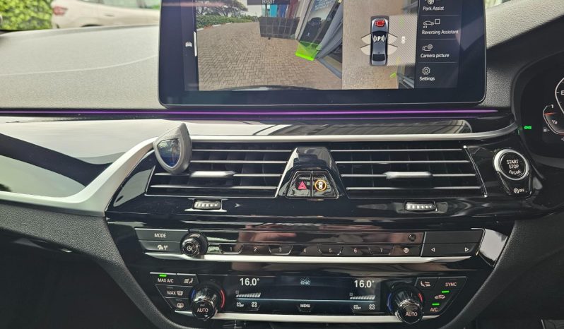 
								BMW 5 Series Sedan M550i Xdrive Steptronic full									