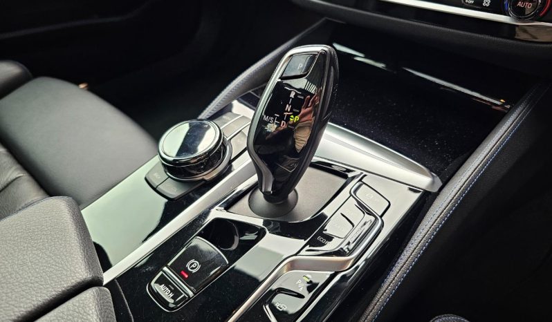 
								BMW 5 Series Sedan M550i Xdrive Steptronic full									