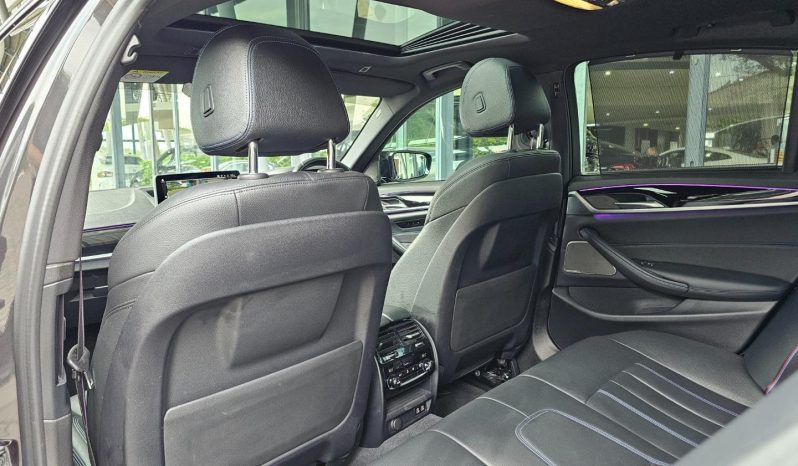 
								BMW 5 Series Sedan M550i Xdrive Steptronic full									