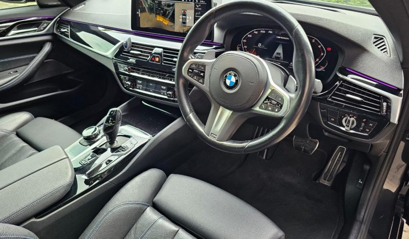 
								BMW 5 Series Sedan M550i Xdrive Steptronic full									