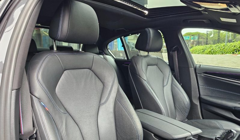 
								BMW 5 Series Sedan M550i Xdrive Steptronic full									