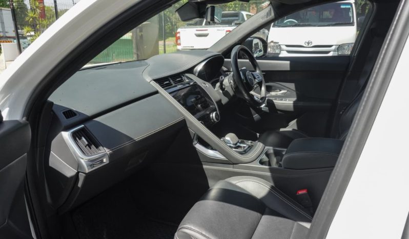 
								Jaguar E-Pace D200 AWD R-Dynamic Black full									