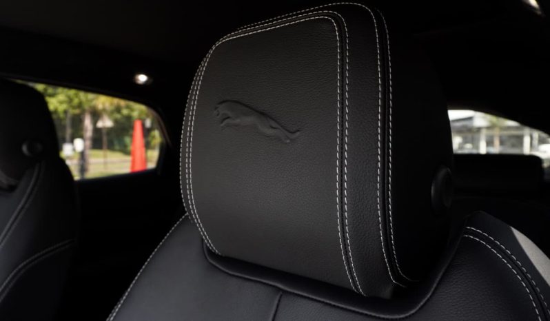 
								Jaguar E-Pace D200 AWD R-Dynamic Black full									