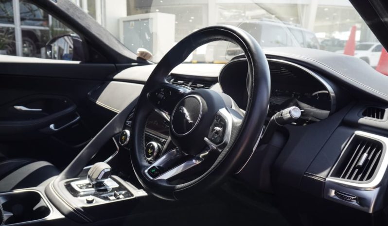 
								Jaguar E-Pace D200 AWD R-Dynamic Black full									