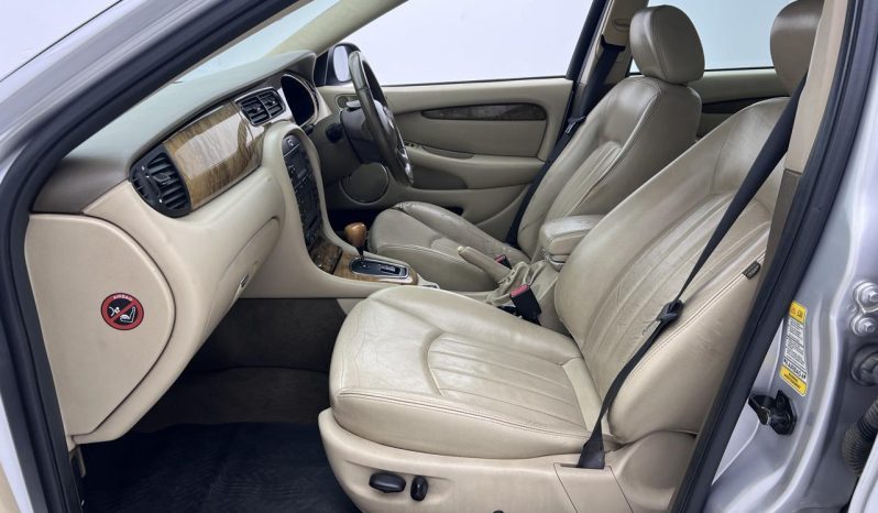 
								Jaguar X-Type 3.0 V6 Se At full									