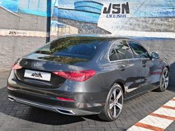 
										Mercedes Benz C Class Sedan 200 full									