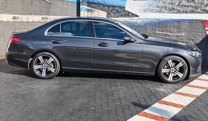 
								Mercedes Benz C Class Sedan 200 full									