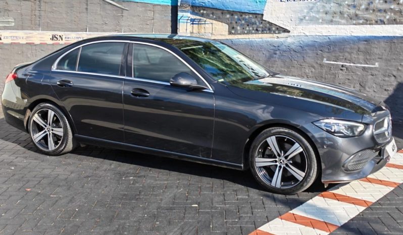
								Mercedes Benz C Class Sedan 200 full									