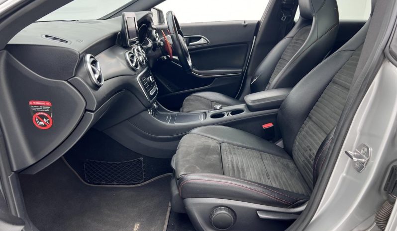 
								Mercedes Benz Cla Cla 200 7G-Dct full									