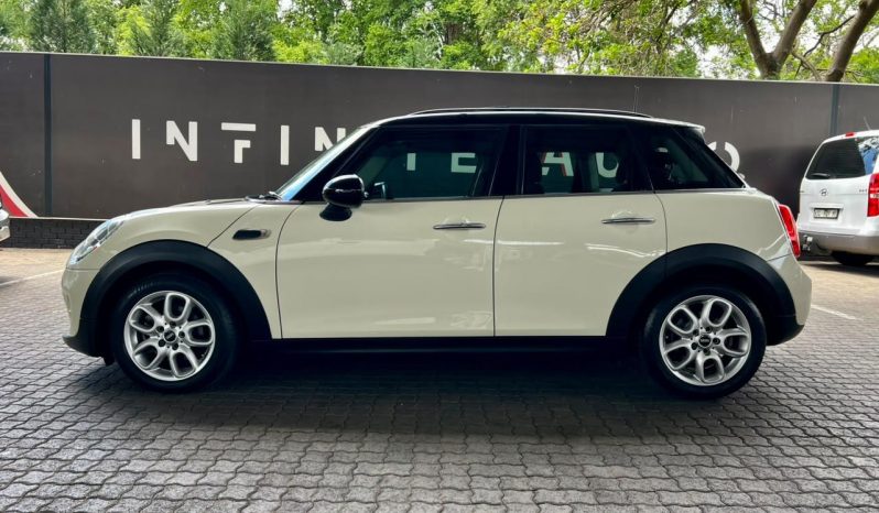 
								MINI Hatch 5-Door Cooper Steptronic full									