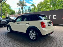 
										MINI Hatch 5-Door Cooper Steptronic full									