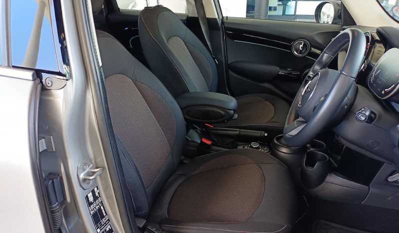 
								MINI Hatch 5-Door Cooper Steptronic full									
