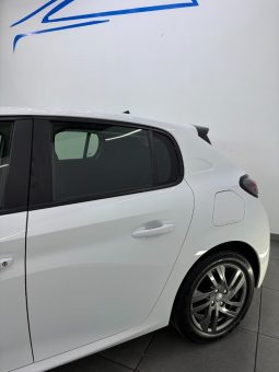 
										Peugeot 208 1.2 Active full									