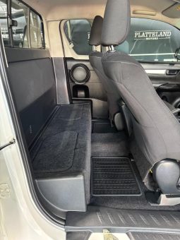 
										Toyota Hilux 2.4GD-6 Xtra Cab Raider Manual full									