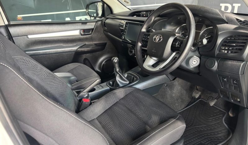 
								Toyota Hilux 2.4GD-6 Xtra Cab Raider Manual full									