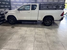 Toyota Hilux 2.4GD-6 Xtra Cab Raider Manual