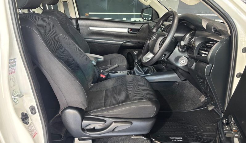 
								Toyota Hilux 2.4GD-6 Xtra Cab Raider Manual full									
