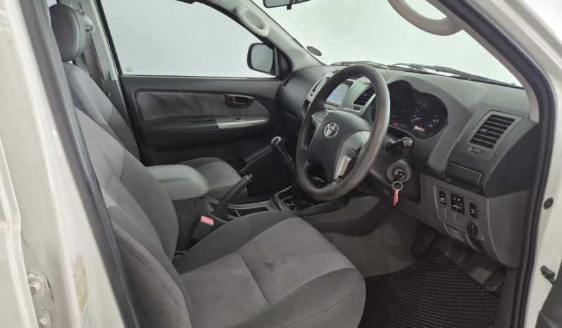 
								Toyota Hilux 2.5 D-4D D/cab 4X4 Srx full									