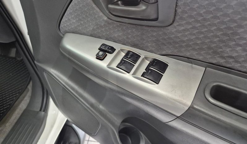
								Toyota Hilux 2.5 D-4D D/cab 4X4 Srx full									