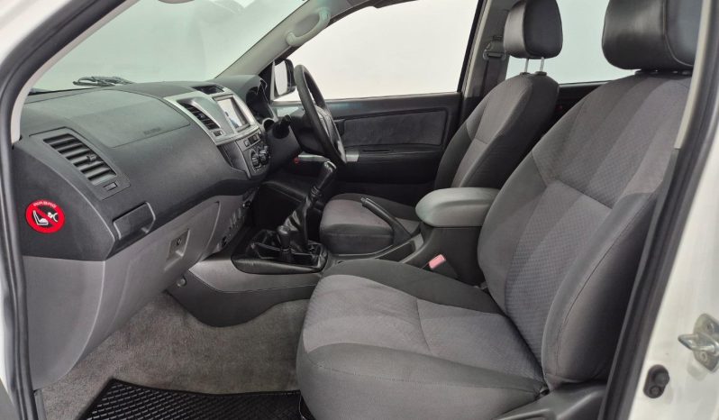 
								Toyota Hilux 2.5 D-4D D/cab 4X4 Srx full									