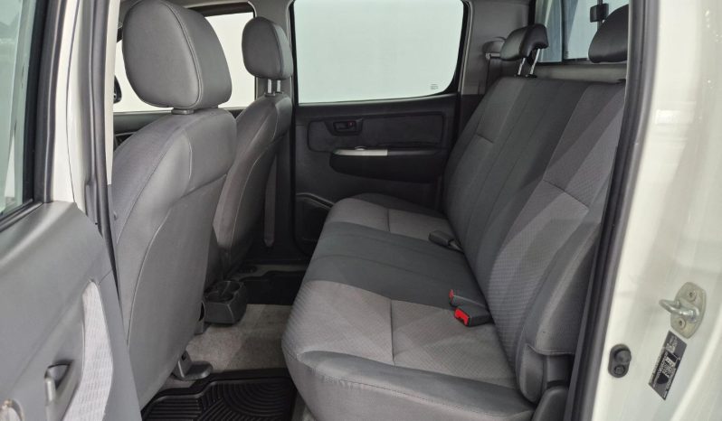 
								Toyota Hilux 2.5 D-4D D/cab 4X4 Srx full									