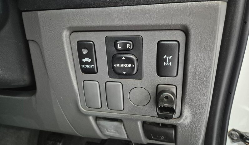 
								Toyota Hilux 2.5 D-4D D/cab 4X4 Srx full									