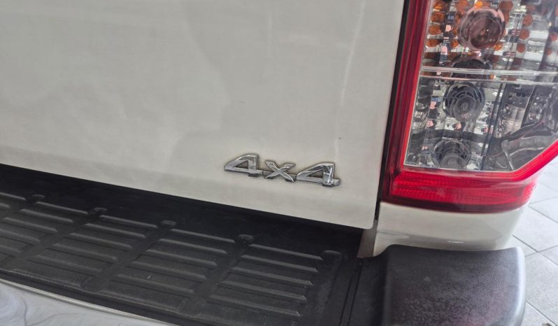 
								Toyota Hilux 2.5 D-4D D/cab 4X4 Srx full									