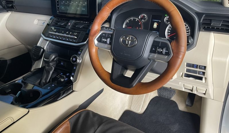 
								Toyota Land Cruiser 300 3.3D Gx-R full									