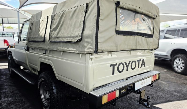 
								Toyota Land Cruiser Pick-Up 4.5 Brutus full									