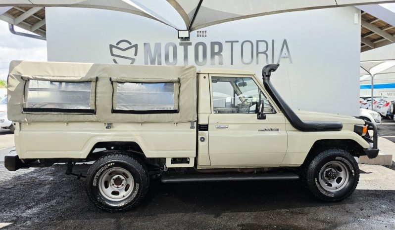 
								Toyota Land Cruiser Pick-Up 4.5 Brutus full									